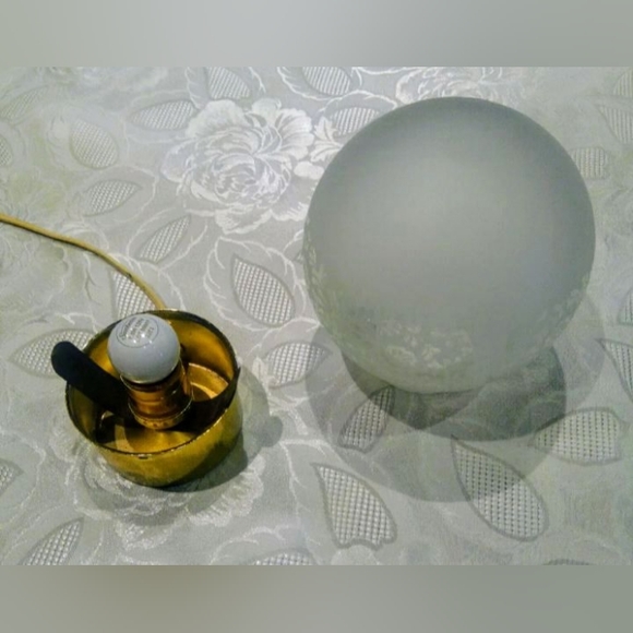 Leviton VTG glass globe lamp, on brass pedistal - Picture 9 of 13